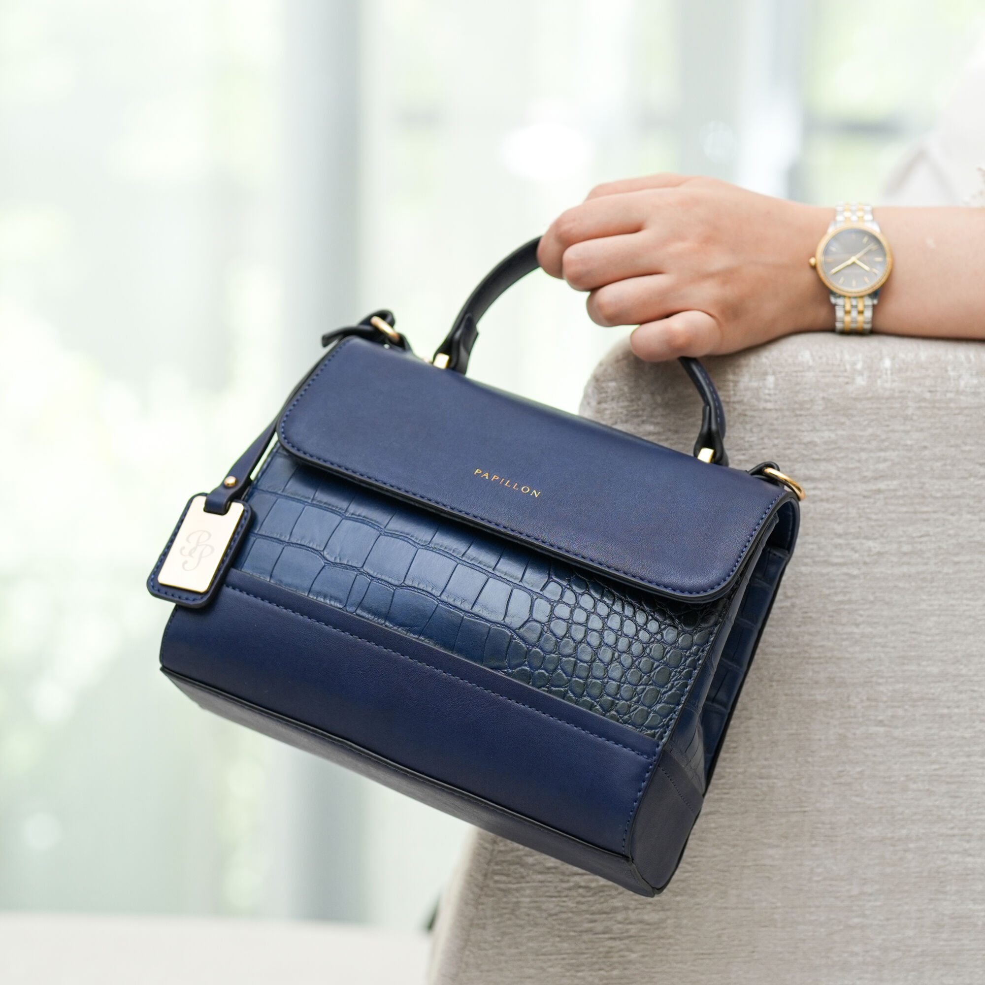 شنطة بابيون هاند باج كحلي مع نقش تمساح